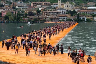 Christos Projekt "Floating Piers" im italienischen Iseosee.