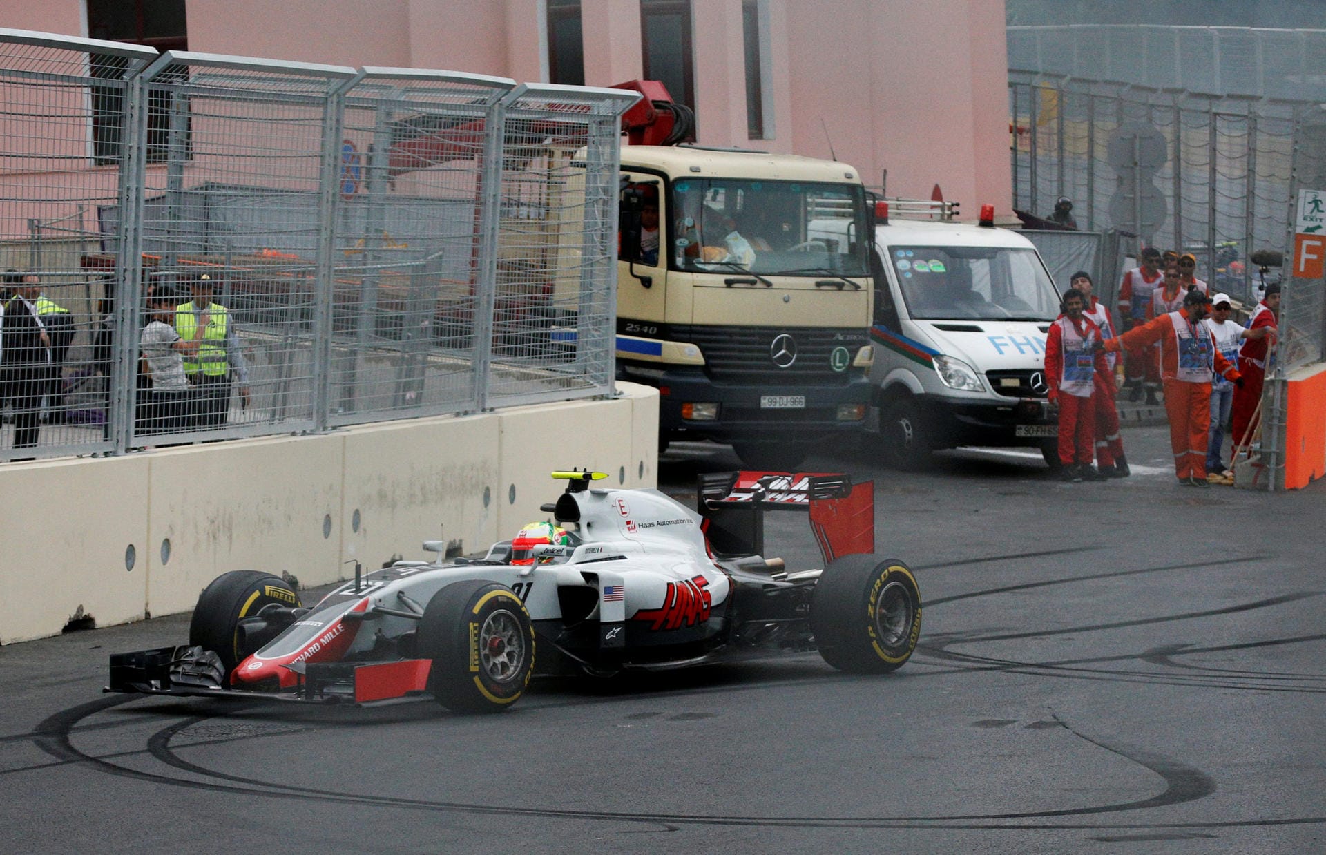 Fahrerisches Können: Haas-Pilot Esteban Gutierrez beim Wenden um die eigene Achse in einem der engen Notausgänge.