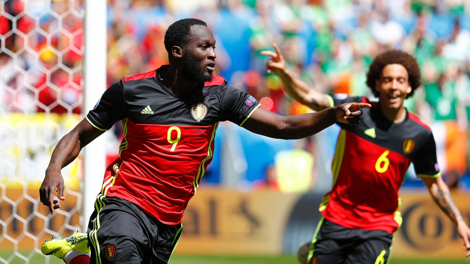 Belgiens Romelu Lukaku (li.) feiert seinen Treffer gegen die Iren.