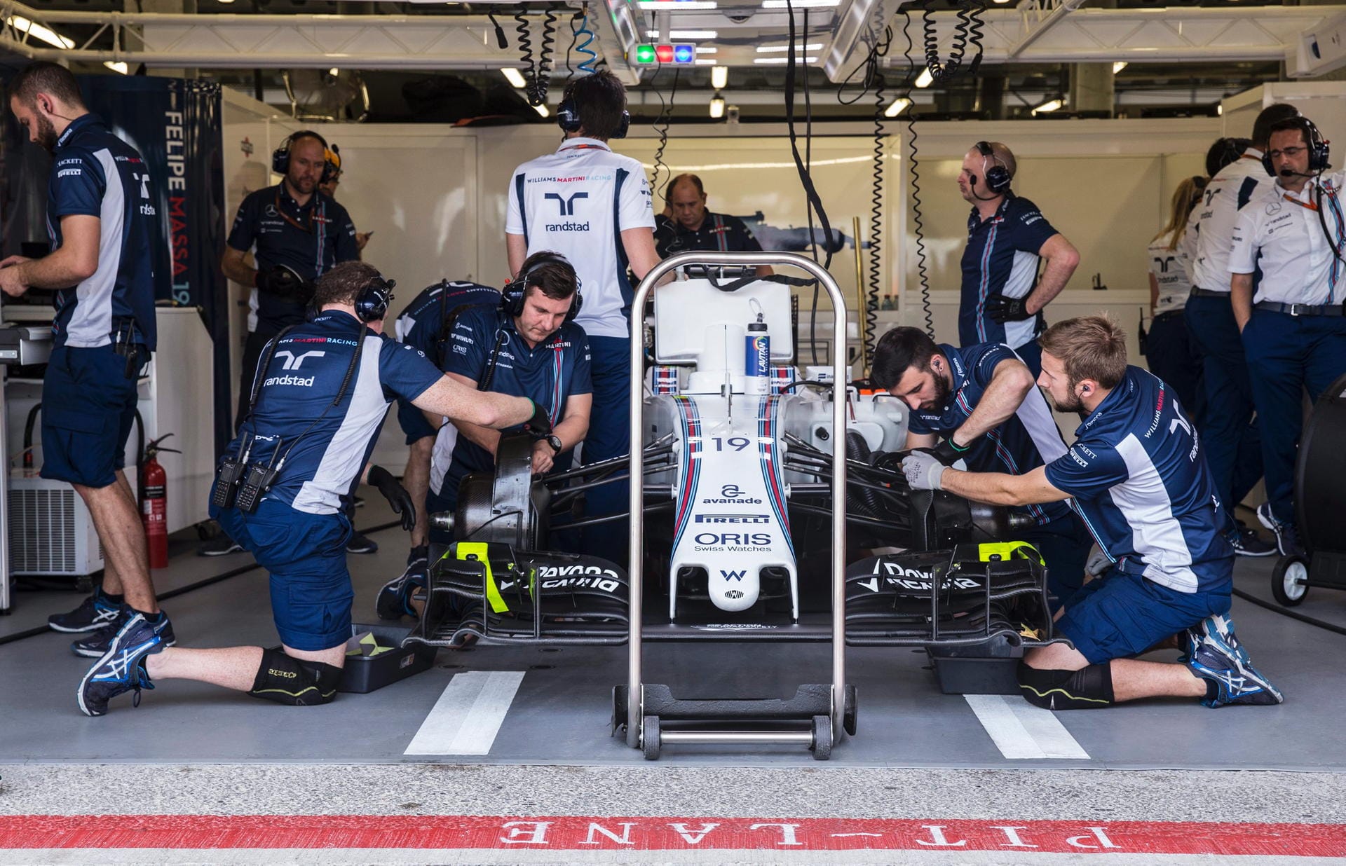 Hektische Betriebsamkeit: In der Williams-Box schrauben die Mechaniker am Auto von Felipe Massa.