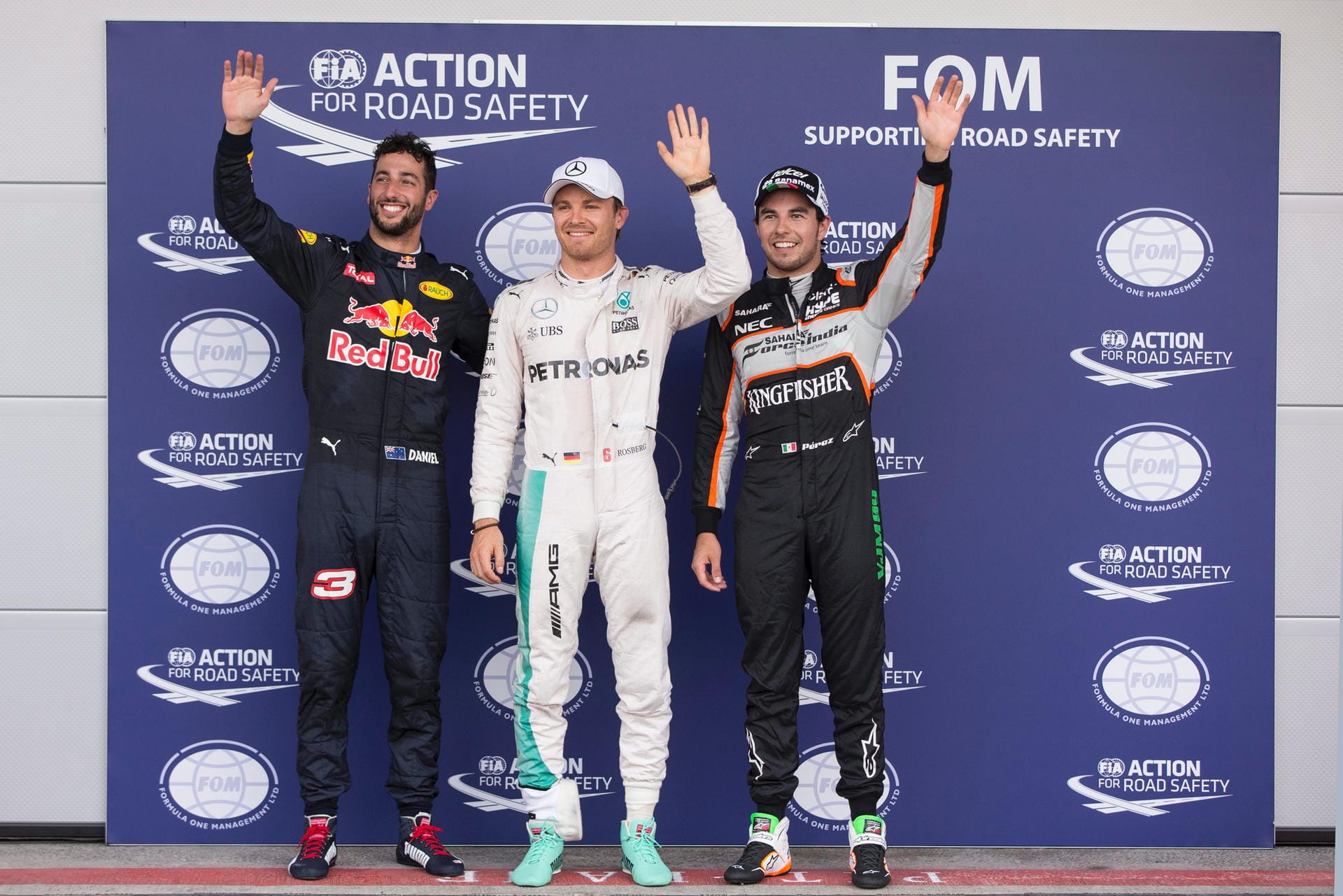 Sie strahlen um die Wette: Polemann Nico Rosberg, Daniel Ricciardo (links) und Sergio Perez (rechts)