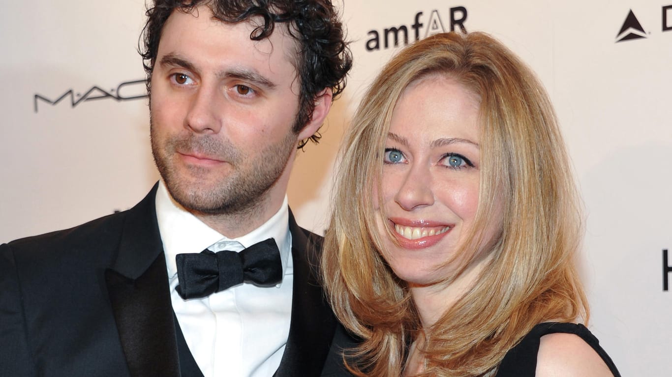 Chelsea Clinton und ihr Ehemann Marc Mezvinsky sind Eltern eines Sohnes geworden.