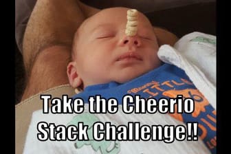 Die Herausforderung: Fünf Cerealien-Ringe, gestapelt auf Babys Nase. Wer schafft mehr?
