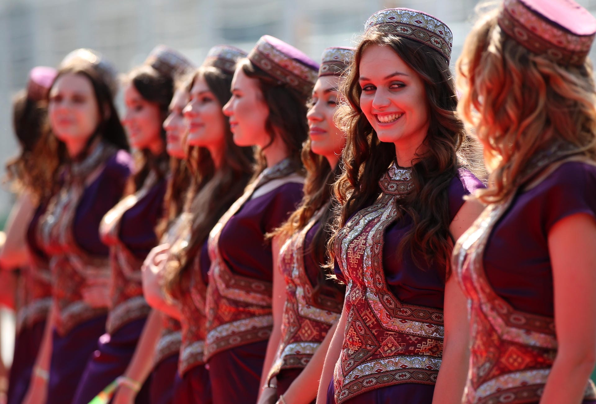 Hübsch anzusehen: Die Grid-Girls aus Aserbaidschan bei der Fahrer-Parade.