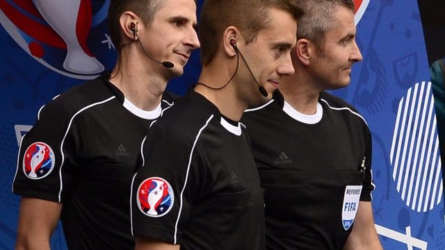 Der französische Referee Clement Turpin (M) mit seinen Linienrichtern. Der französische Referee Clement Turpin (M) mit seinen Linienrichtern.