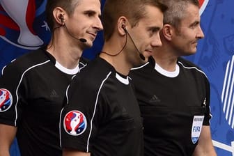 Der französische Referee Clement Turpin (M) mit seinen Linienrichtern.