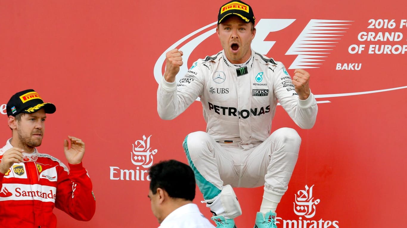 Nico Rosberg jubelt nach seinem Sieg in Baku.