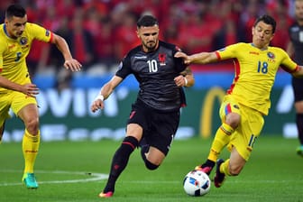 Rumäniens Andrei Prepelita (re.) will den Albanier Armando Sadiku vom Ball trennen.