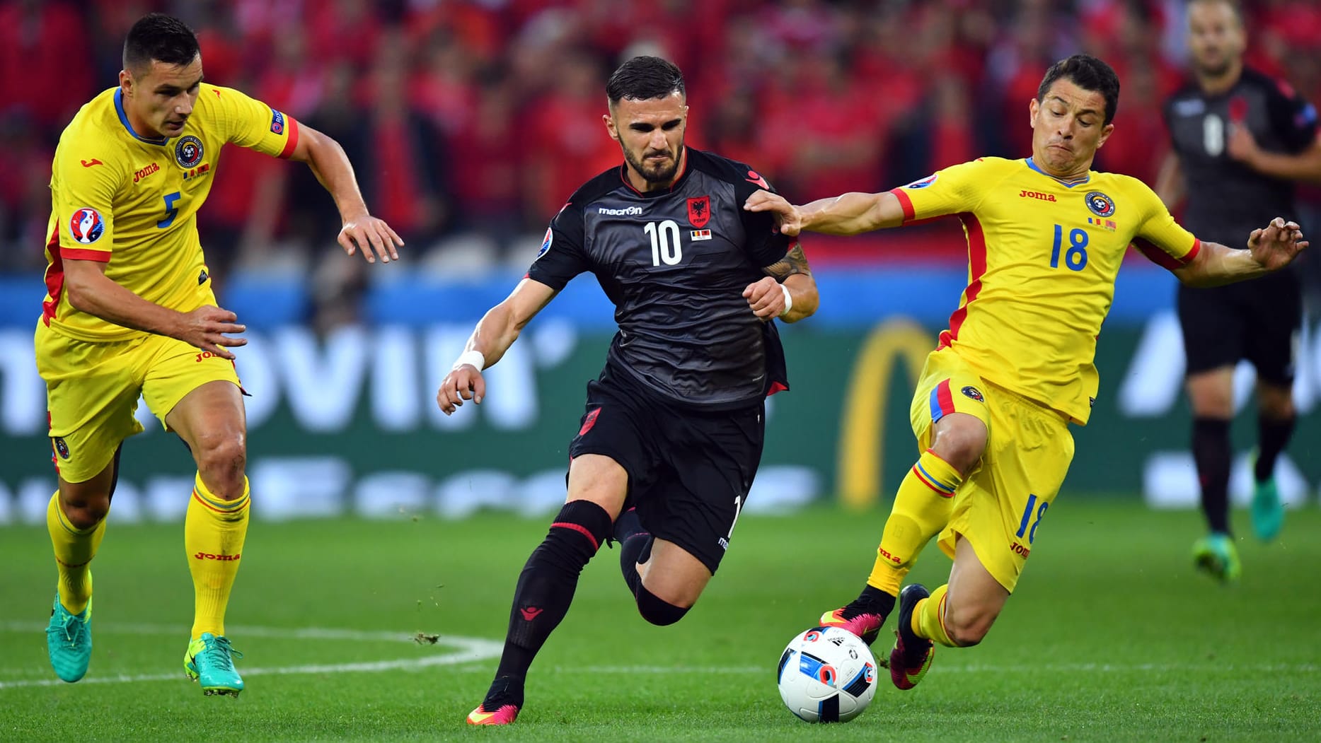 Rumäniens Andrei Prepelita (re.) will den Albanier Armando Sadiku vom Ball trennen.