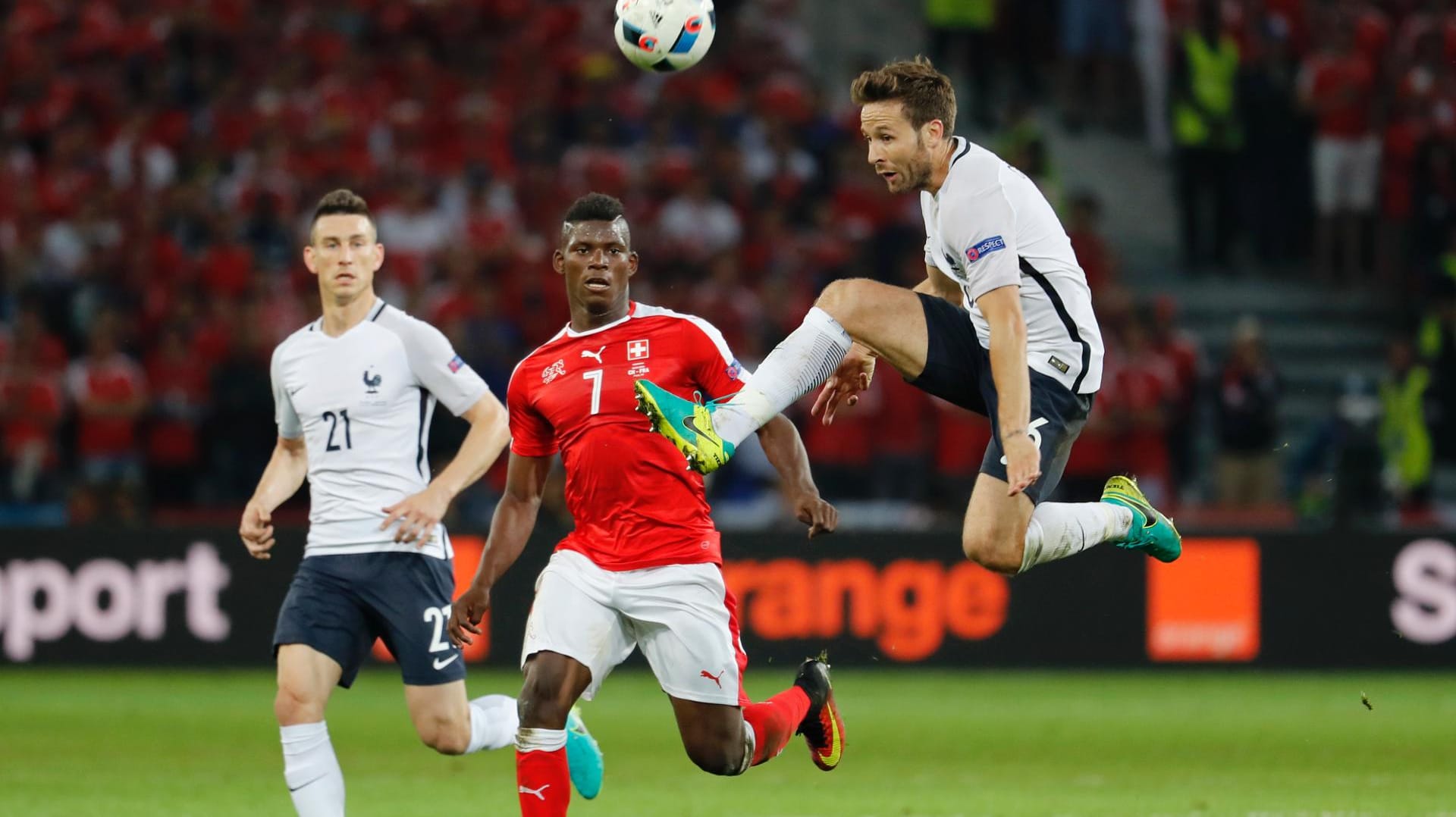 Der Franzose Yohan Cabaye ist vor dem Schweizer Breel Embolo am Ball.