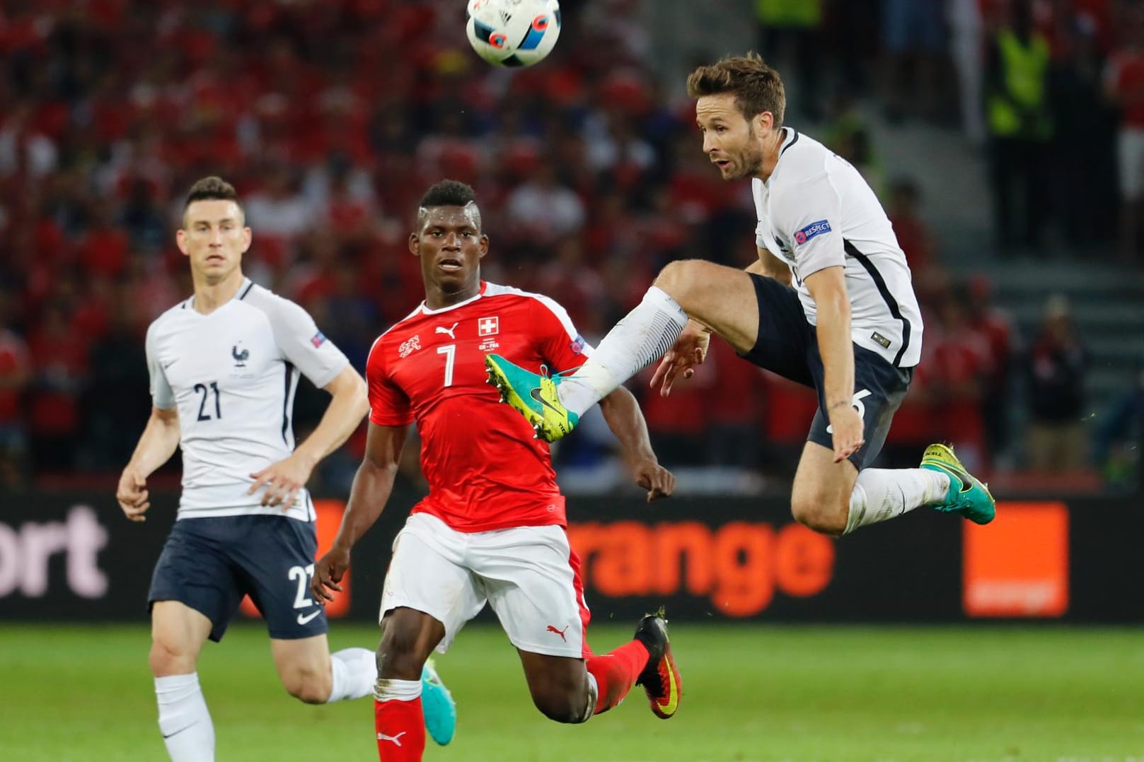 Der Franzose Yohan Cabaye ist vor dem Schweizer Breel Embolo am Ball.