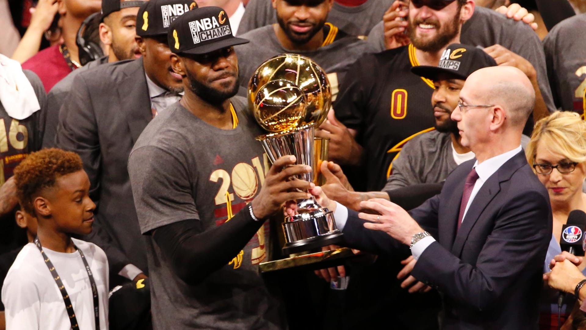 LeBron James mit der Trophäe