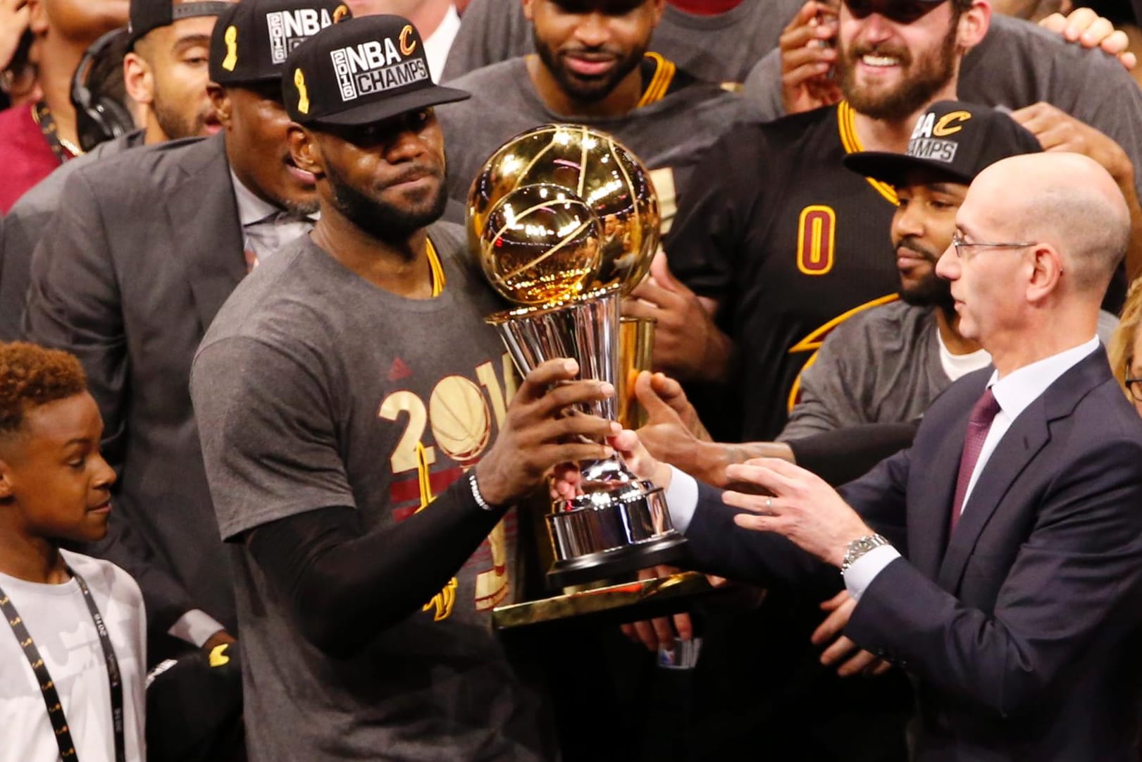 LeBron James mit der Trophäe