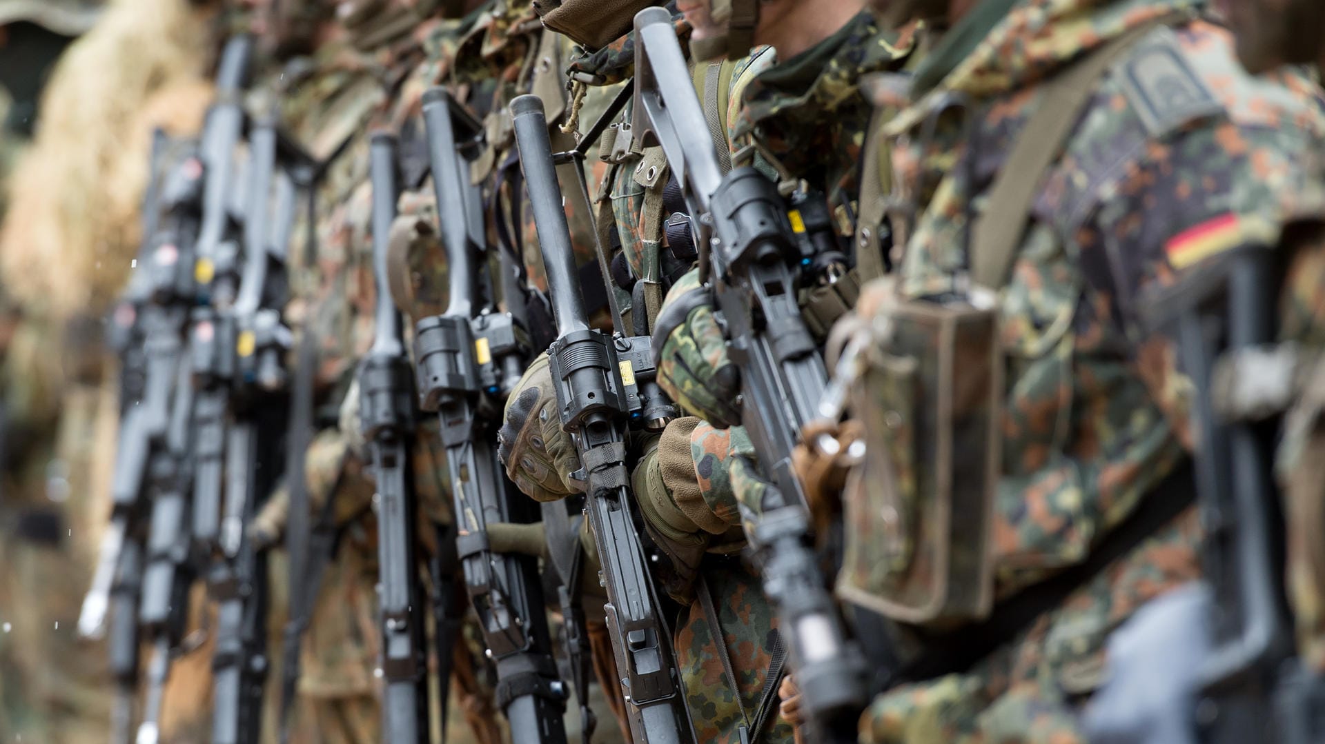 Bewaffnete Soldaten vom Gebirgsjägerbataillon 23 bei einer Übung in Bad Reichenhall (Bayern).