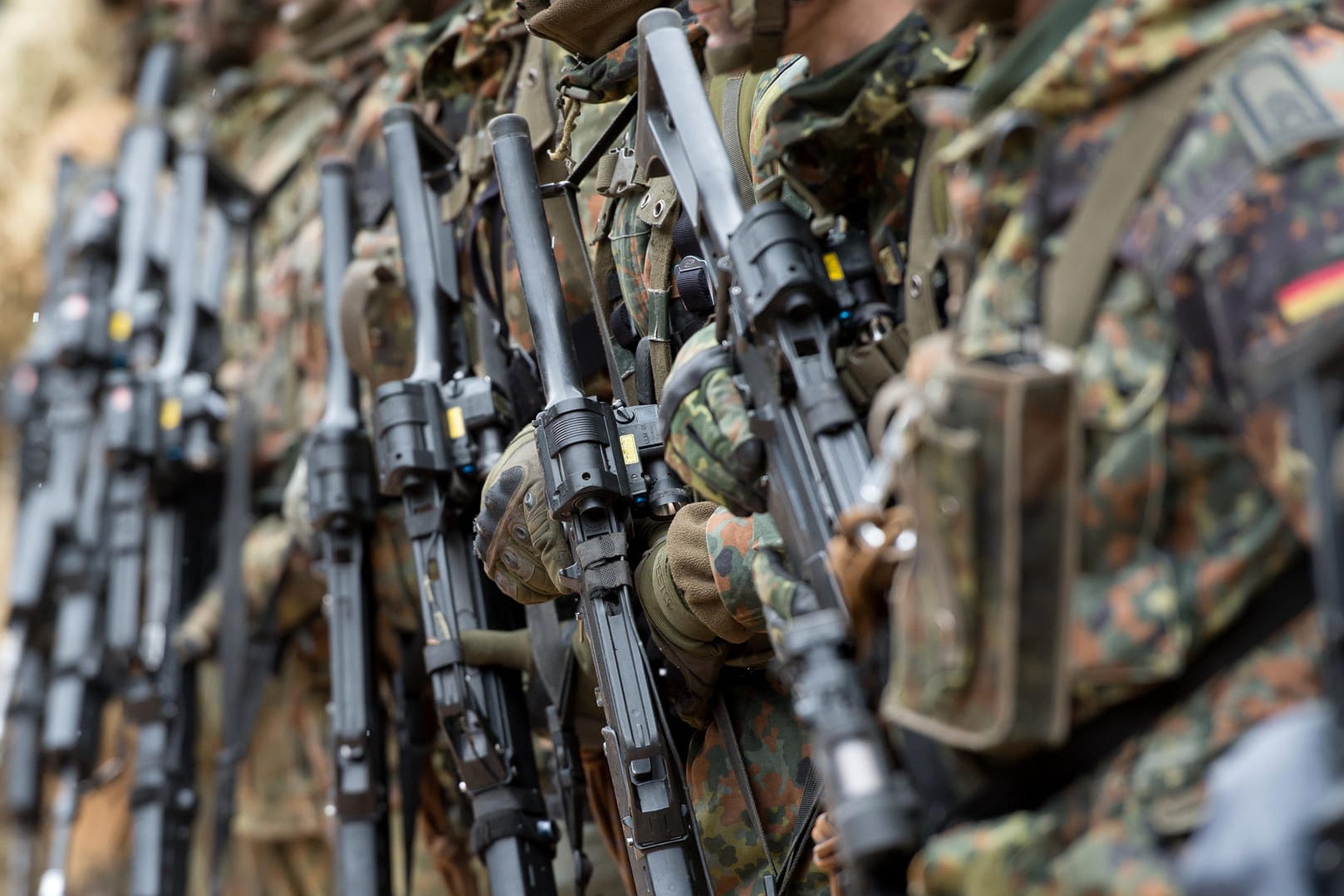 Bewaffnete Soldaten vom Gebirgsjägerbataillon 23 bei einer Übung in Bad Reichenhall (Bayern).