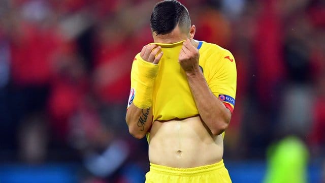 Nach der Niederlage gegen Albanien verbirgt der Rumäne Florin Andone sein Gesicht im Trikot. Nach der Niederlage gegen Albanien verbirgt der Rumäne Florin Andone sein Gesicht im Trikot.