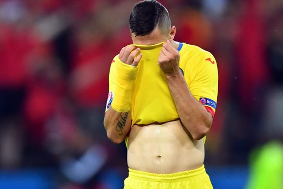 Nach der Niederlage gegen Albanien verbirgt der Rumäne Florin Andone sein Gesicht im Trikot.