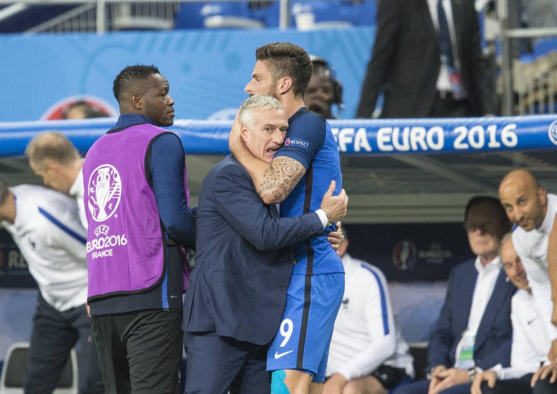 Olivier Giroud feierte sein Tor für Frankreich im Eröffnungsspiel ebenfalls mit seinem Coach Didier Deschamps.