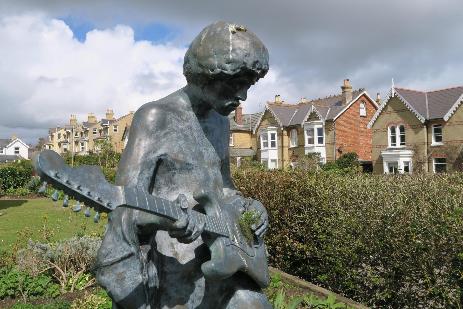 Zur Erinnerung an die fünf wilden Tage steht im Garten des Dimbola Museums, wo einst die Fotografin Margaret Cameron lebte, eine Statue des legendären Gitarristen Jimi Hendrix.