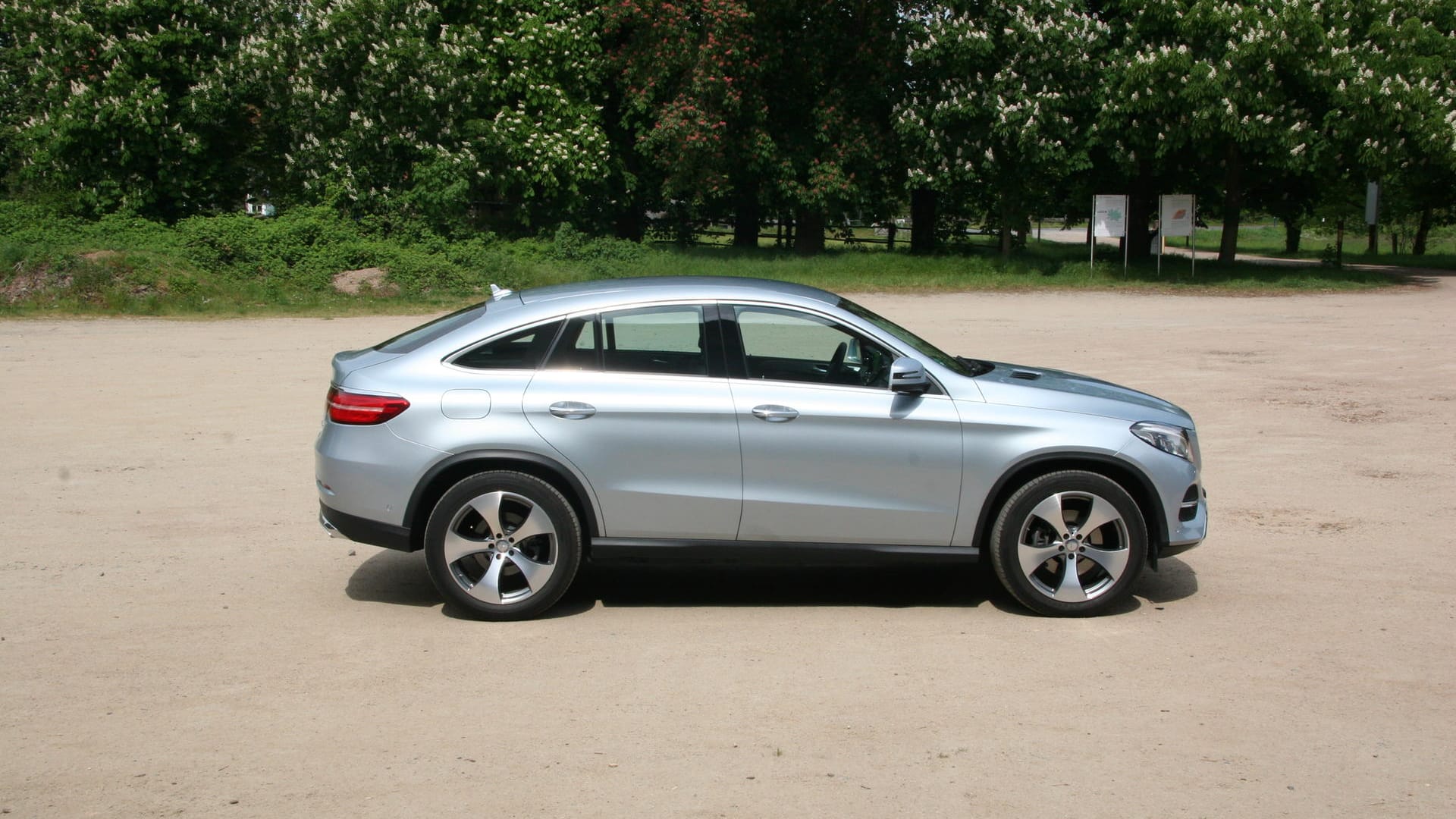 Das Mercedes GLE Coupé ist 4,90 Meter lang, 2,00 Meter breit und 1,70 Meter hoch.