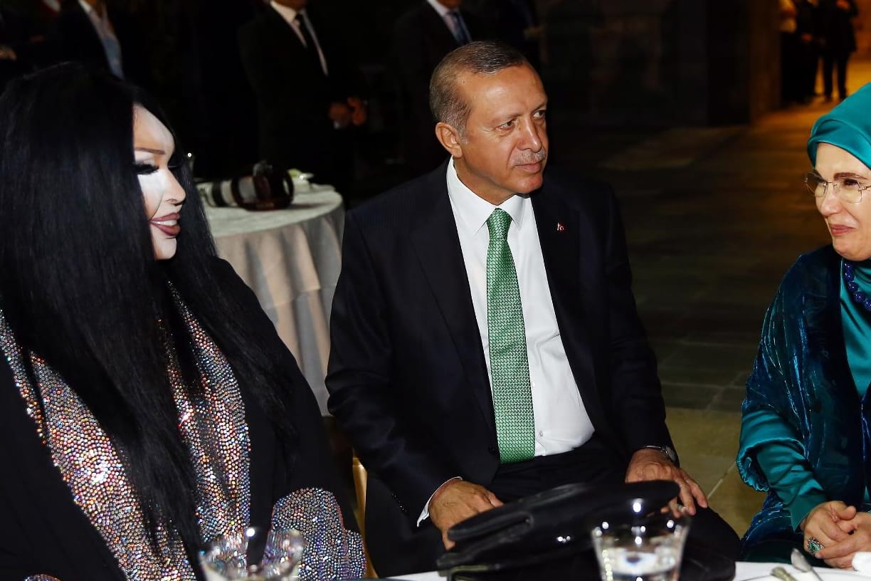 Recep Tayyip Erdogan und Bülent Ersoy (links) beim Fastenbrechen.