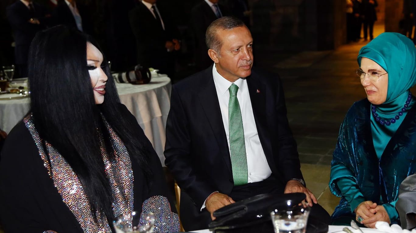 Recep Tayyip Erdogan und Bülent Ersoy (links) beim Fastenbrechen.