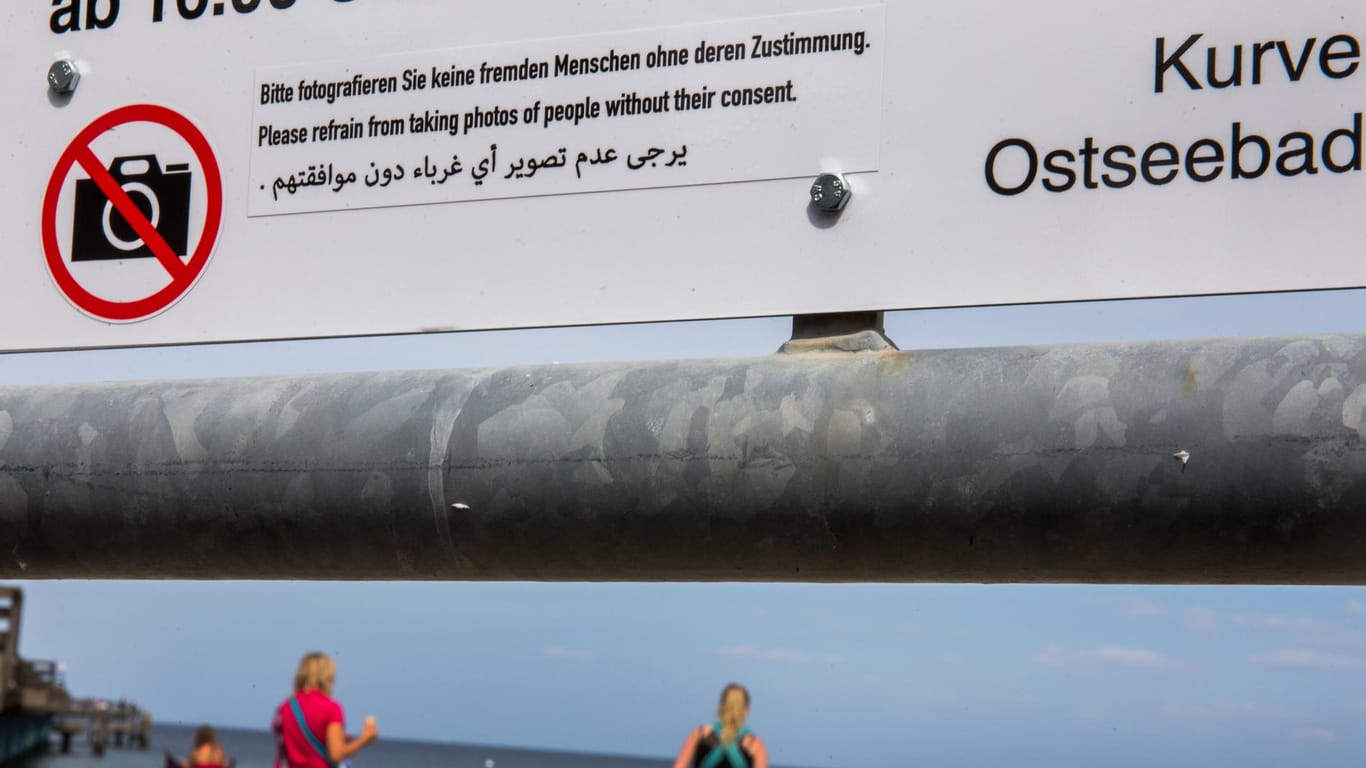 Ein Schild am Strand von Boltenhagen informiert über die Fotoregeln: Die Erklärung, was mit dem Symbol gemeint ist, wurde aber erst nachträglich angebracht.