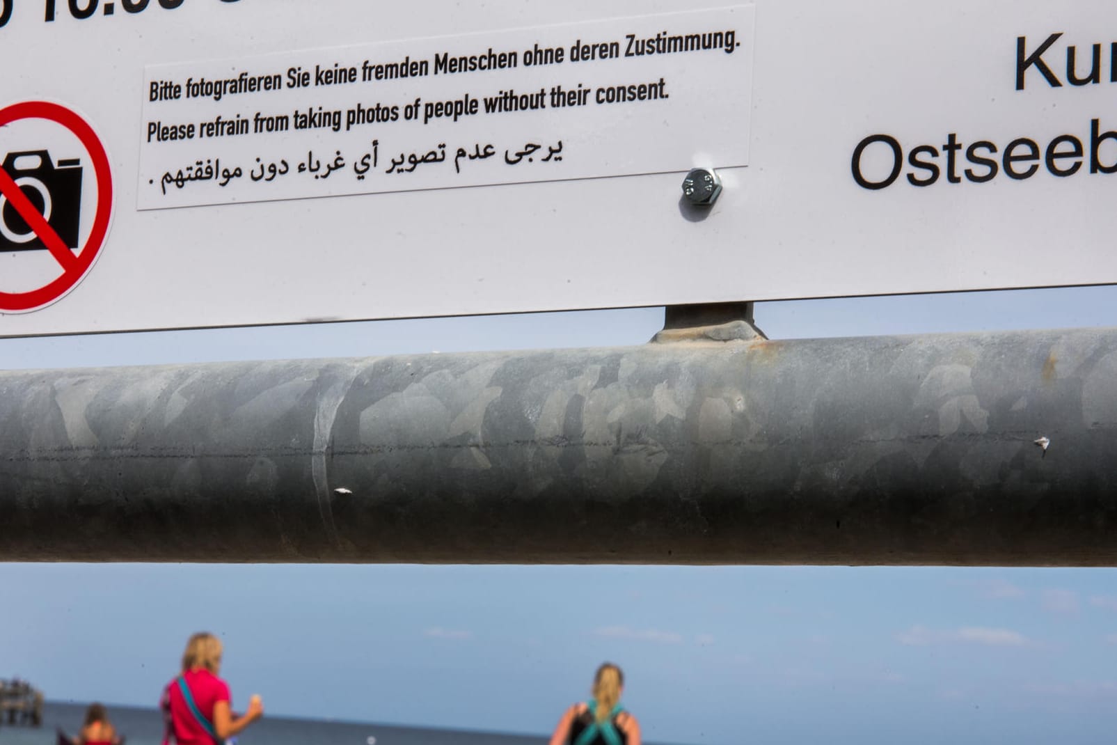 Ein Schild am Strand von Boltenhagen informiert über die Fotoregeln: Die Erklärung, was mit dem Symbol gemeint ist, wurde aber erst nachträglich angebracht.