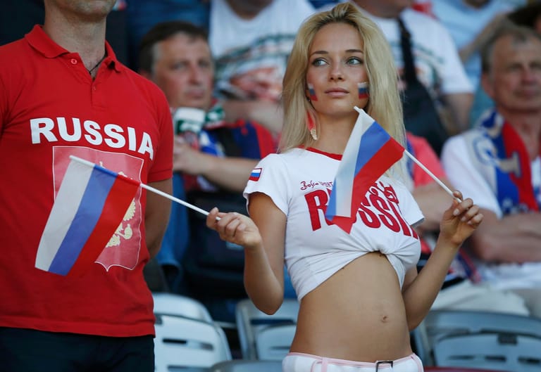 Mütterchen Russland: Die junge Dame gefällt uns viel besser als ihre randalierenden Landsleute.