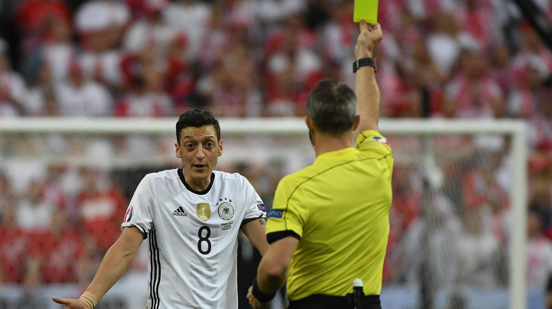 Diese Gelbe Karte gegen Mesut Özil könnte Konsequenzen für den Sieg in Gruppe C haben. Diese Gelbe Karte gegen Mesut Özil könnte Konsequenzen für den Sieg in Gruppe C haben.