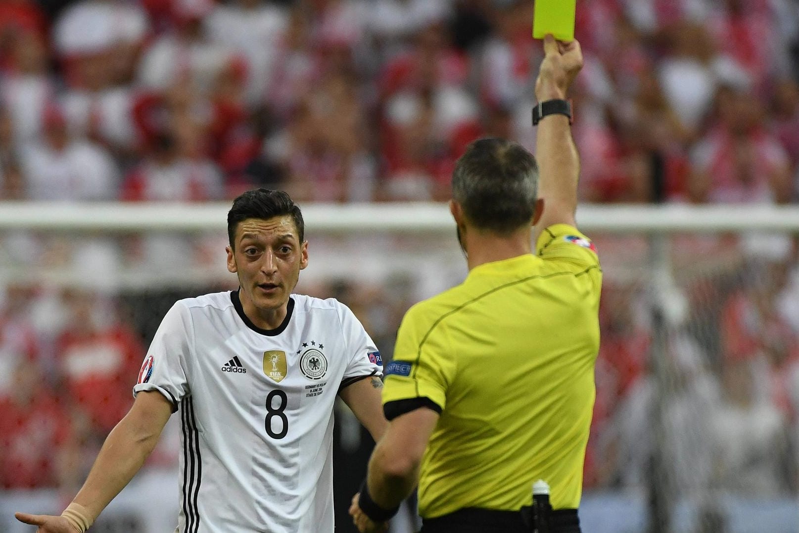 Diese Gelbe Karte gegen Mesut Özil könnte Konsequenzen für den Sieg in Gruppe C haben.
