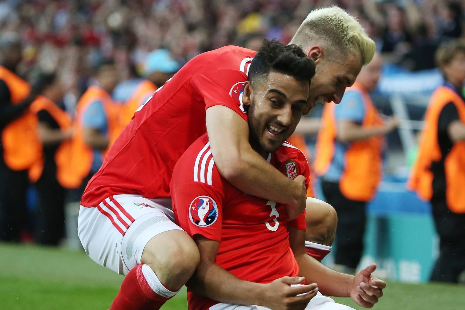Aaron Ramsey freut sich mit dem Neil Taylor (kniend) über dessen Treffer zum 2:0.