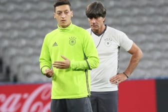 Mesut Özil (links) und Bundestrainer Joachim Löw, hier beim Training vor wenigen Tagen.