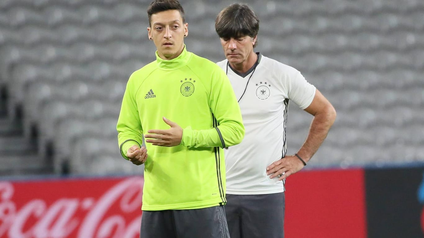 Mesut Özil (links) und Bundestrainer Joachim Löw, hier beim Training vor wenigen Tagen.