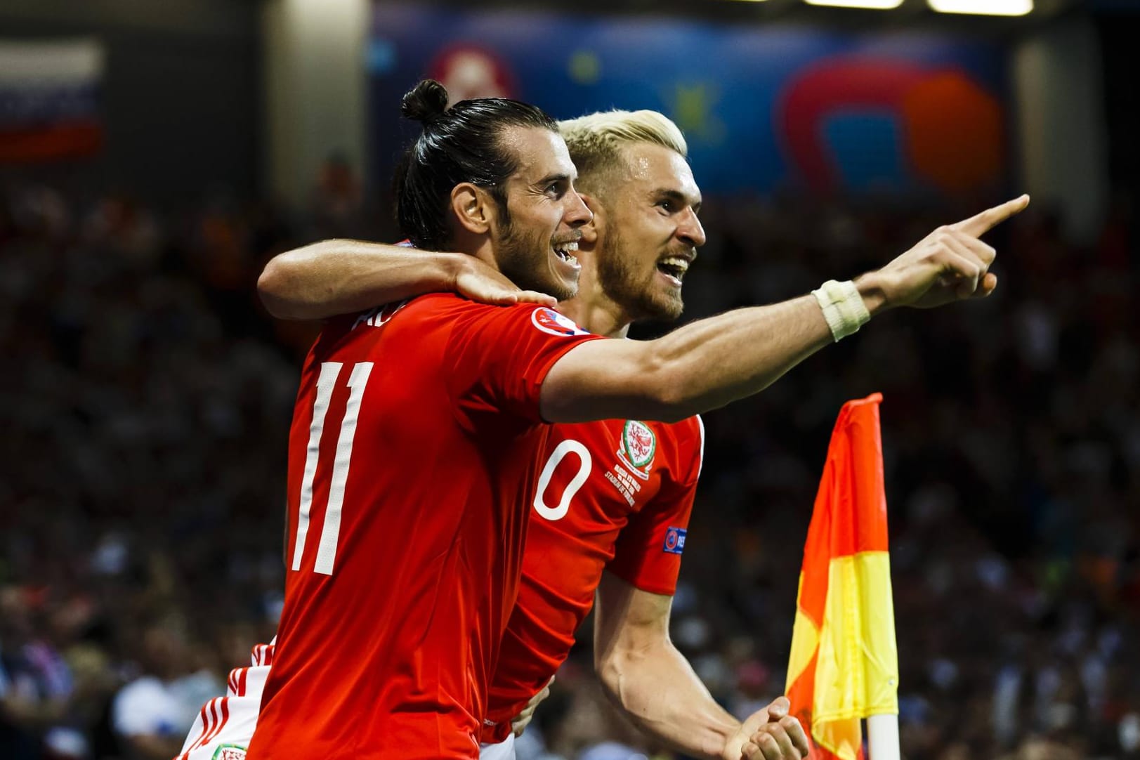 Gareth Bale (li.) und Aaron Ramsey stehen mit Wales im Achtelfinale.