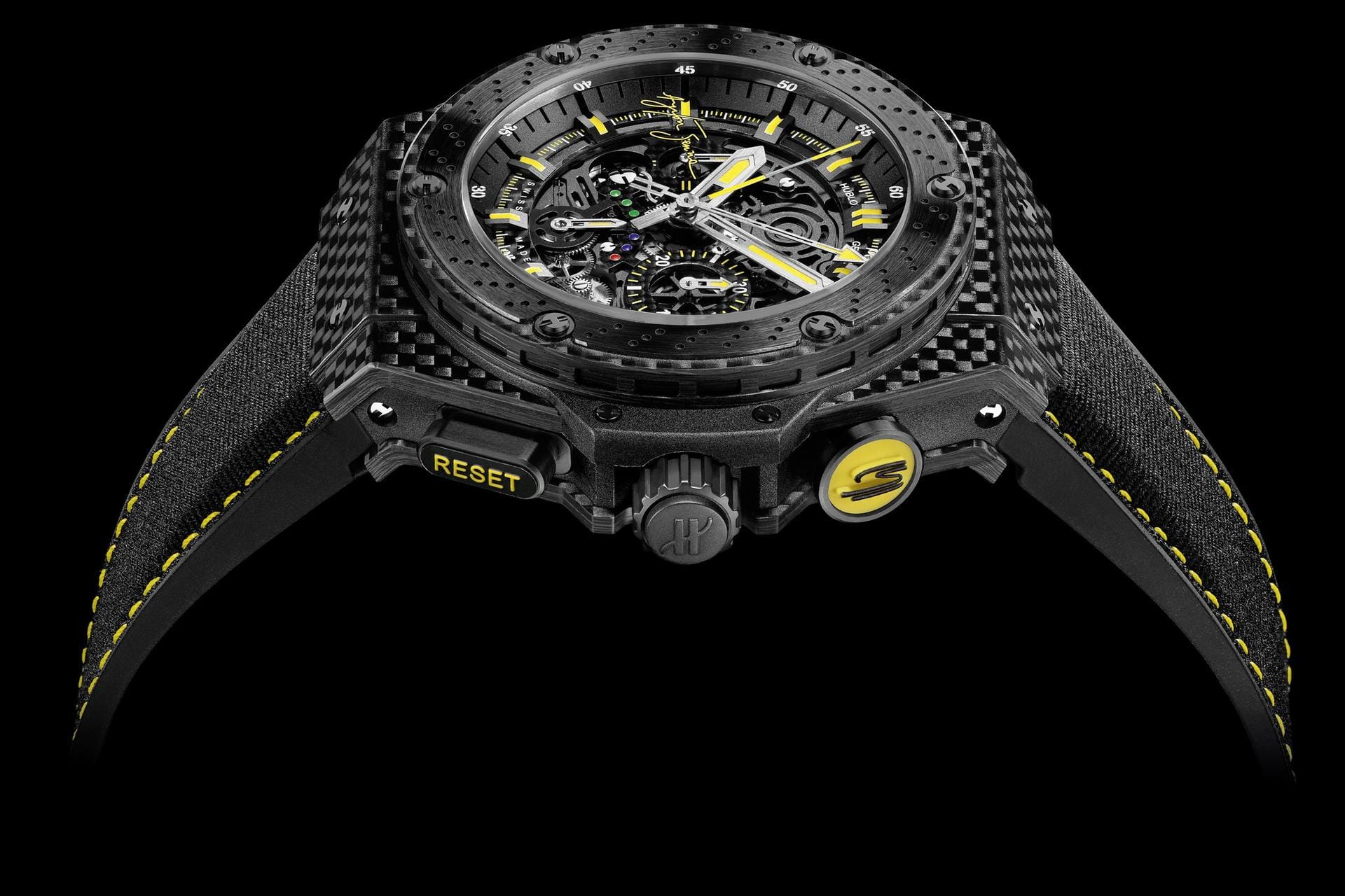Edle Uhr aus Carbon: Bei der Hublot Big Bang Carbon bestehen Gehäuse, Lünette und Zifferblatt aus eigens gefertigtem CFK. Die Uhr kostet etwa 14.500 Euro.
