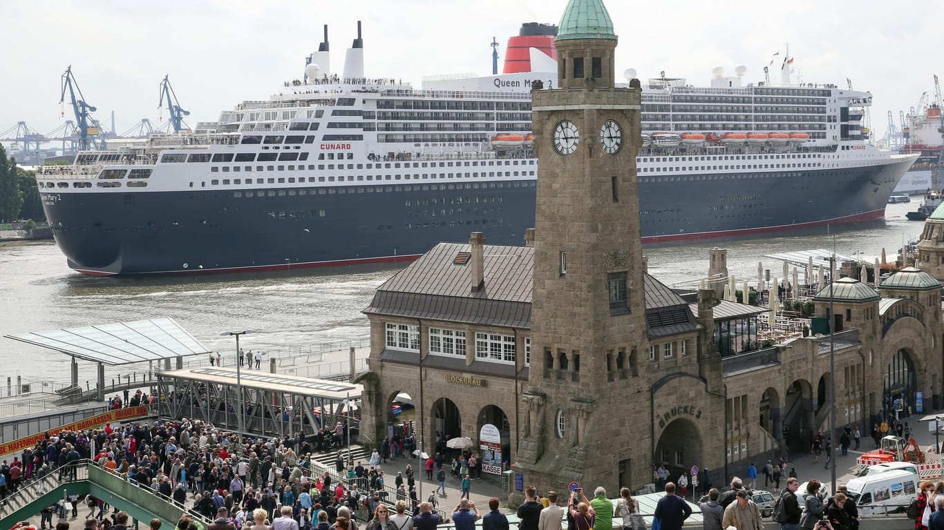 Die "Queen Mary 2" in Hamburg. Im Juni 2016 unterzog sich die "Königin der Meere" im Trockendock bei Blohm + Voss einer dreiwöchigen Schönheitskur. Es war die umfangreichste Renovierung seit der Indienststellung 2004.