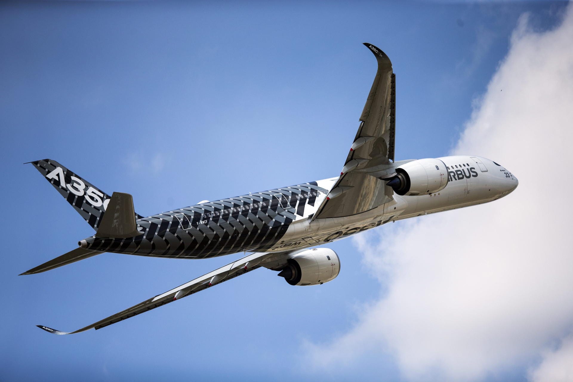 Carbon kann auch fliegen: Der Rumpf des 2014 ausgelieferten Airbus-Langstreckenjets A350 XWB besteht ebenso wie Leitwerk und Tragflächen komplett aus CFK.