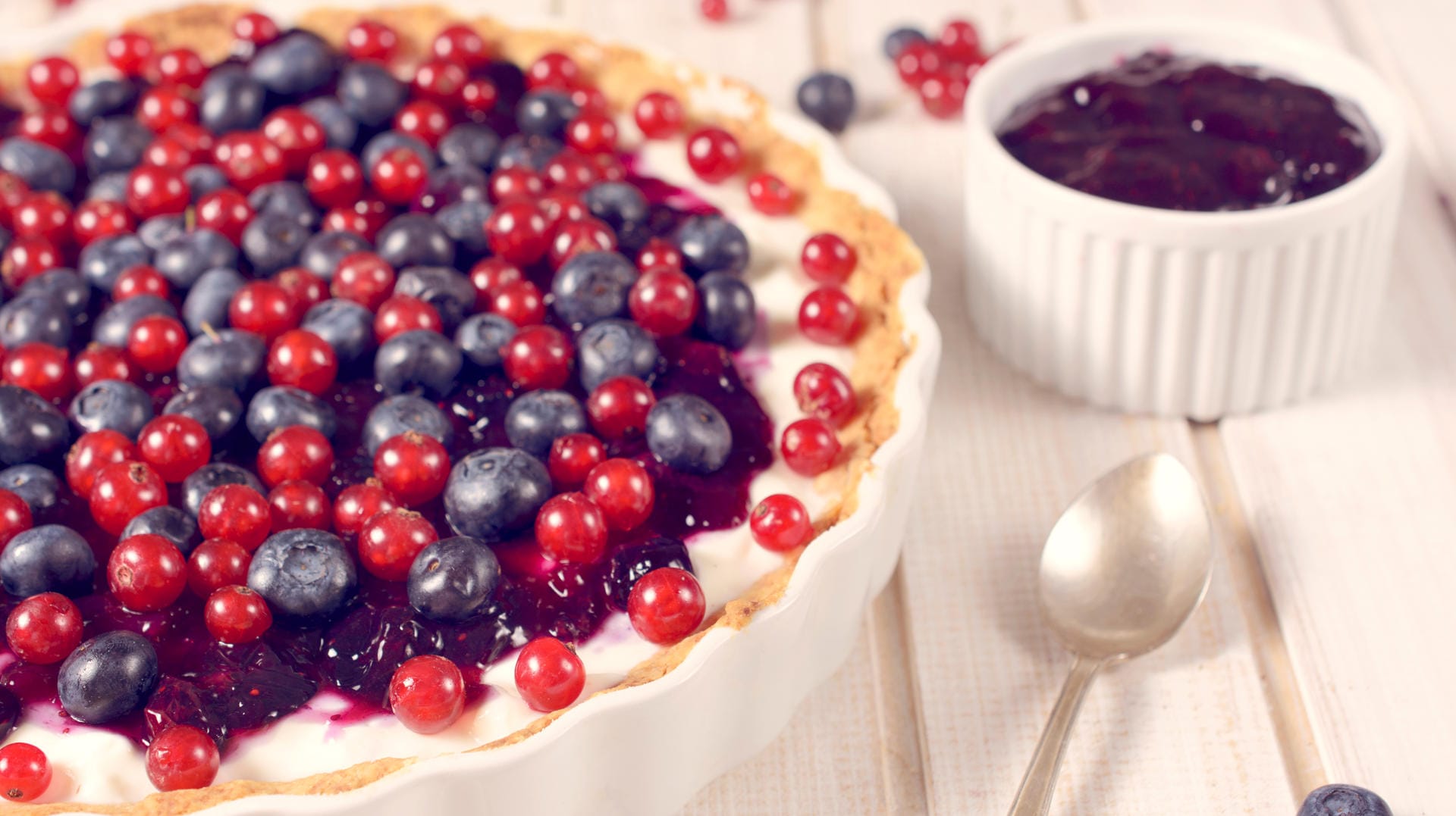 Ihren Puddingkuchen können Sie neben Heildelbeeren auch mit anderen Früchten belegen.