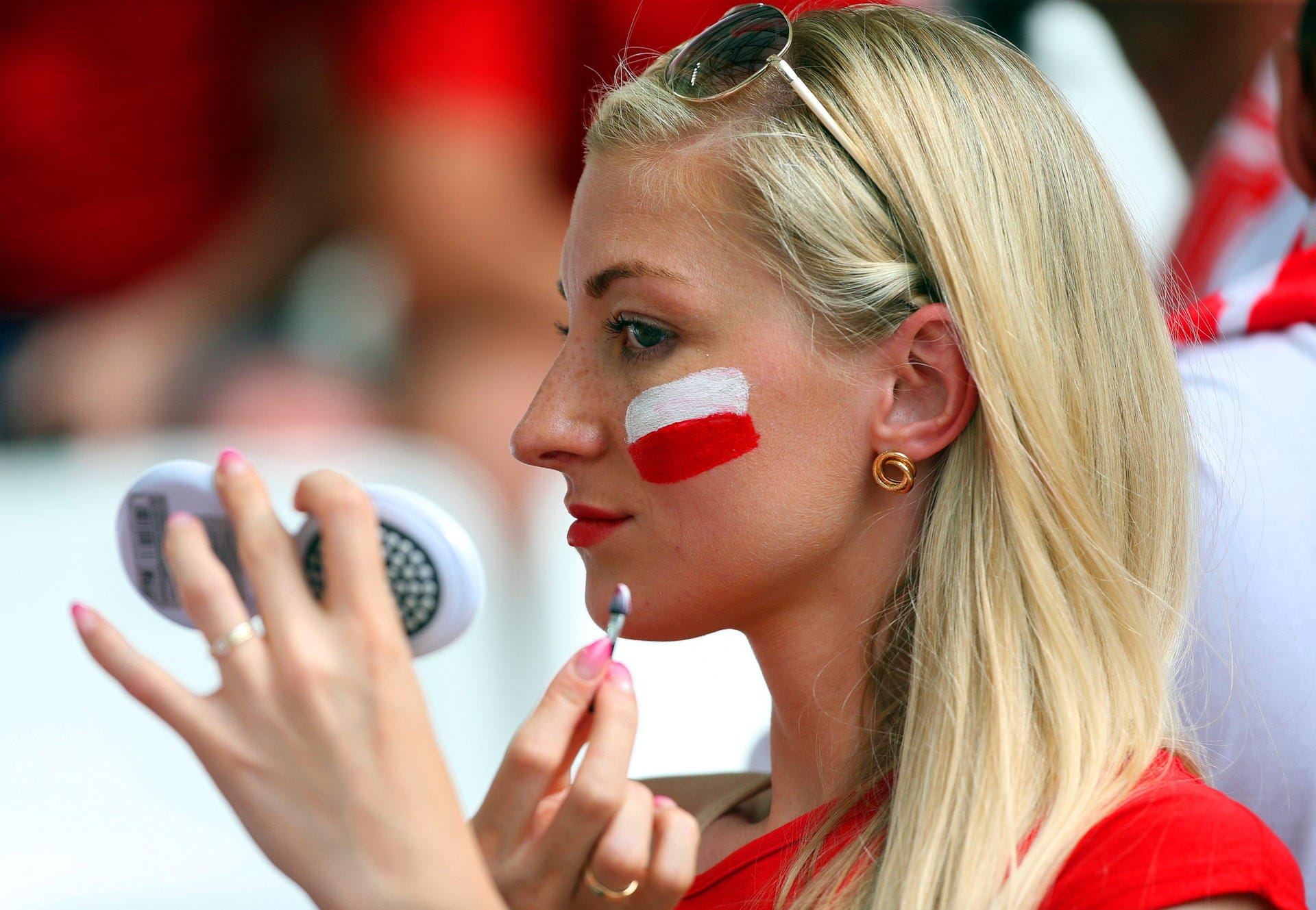Farbenspiel: Dieser polnische Fan legt sich vor dem Anpfiff nicht nur ein bisschen "Rouge" auf.