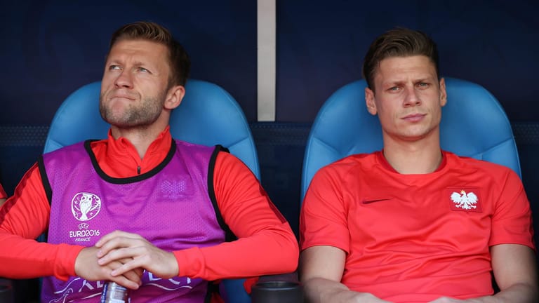 Lange Gesichter: Jakub Blaszczykowski und Lukasz Piszczek müssen beim Spiel der Polen gegen die Ukraine zunächst auf der Bank Platz nehmen.
