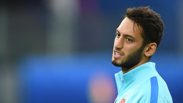Hakan Calhanoglu sitzt auf der Bank.