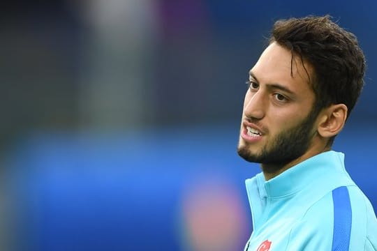 Hakan Calhanoglu sitzt auf der Bank.