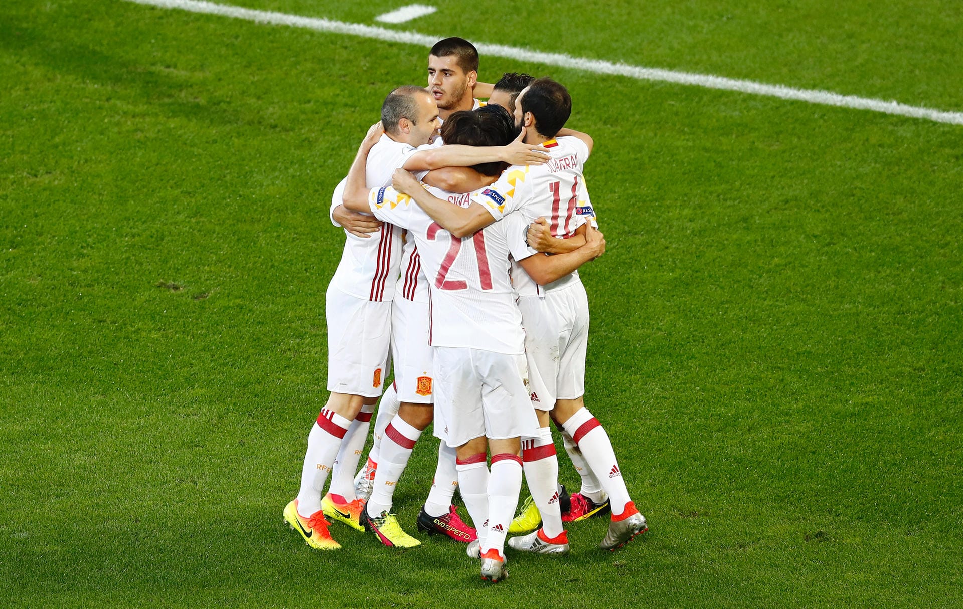Der Titelverteidiger trifft früh: Morata mit dem 1:0 für Spanien in der siebten Minute.
