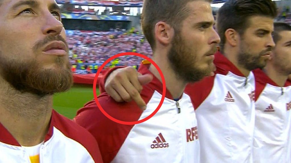 Sicher nur Dehnübungen für das Match: Pique streckt seinen Mittelfinger