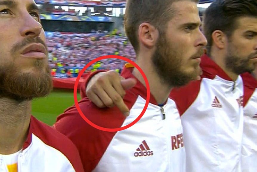 Sicher nur Dehnübungen für das Match: Pique streckt seinen Mittelfinger
