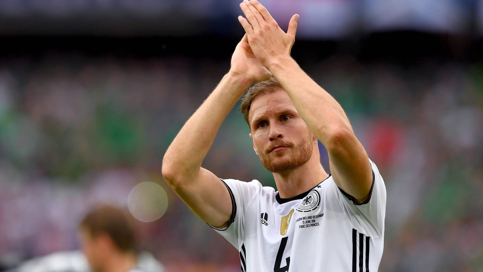 Benedikt Höwedes präsentiert sich in Frankreich einmal mehr als herausragender Teamkamerad.