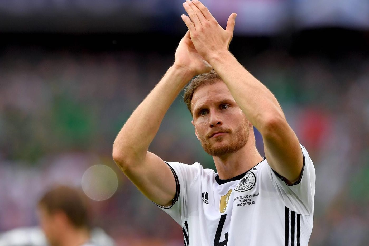 Benedikt Höwedes präsentiert sich in Frankreich einmal mehr als herausragender Teamkamerad.