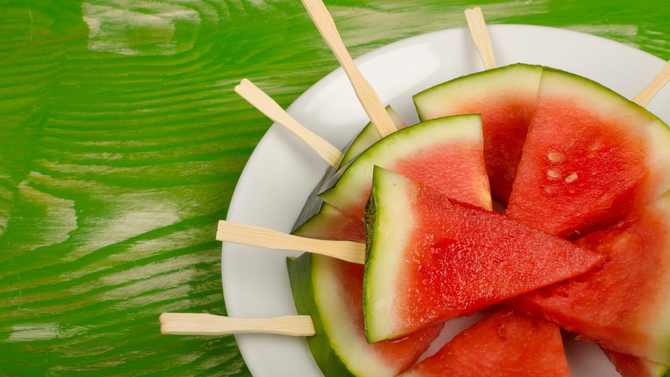 Wassermelone mit Wodka: Ein fruchtiger Snack der es in sich hat.