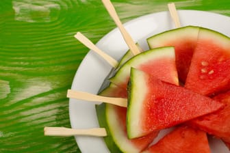 Wassermelone mit Wodka: Ein fruchtiger Snack der es in sich hat.